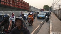 Arus lalu lintas di Jalan Bekasi Timur tepatnya di sekitar proyek flyover Cipinang Lontar terpantau pandat. Kondisi tersebut terjadi pada Rabu (1/11) sekitar pukul 17.00 WIB.