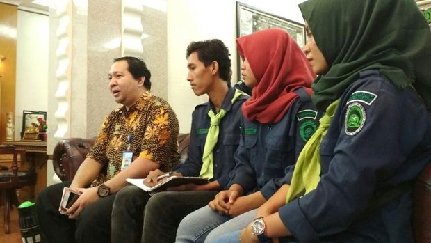Rencananya mereka akan promosi tenun Palembang sambil panjat tebing di Vietnam 