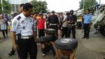 Foto: Tepergok Mencuri, 3 Pria Dihukum Jalan Jongkok dan Angkat Ban