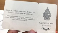 Kertas ini harus dibawa undangan untuk ditukarkan dengan suvenir. Ada pula permintaan agar tidak memberikan sumbangan dalam bentuk apapun (Foto: Ray Jordan/detikcom)