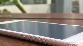 Sisi kanan bodi terdapat tombol power dan pengaturan volume. Foto: detikINET/Adi Fida Rahman