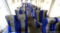 Bus premium TransJabodetabek memiliki susunan kursi yang seluruhnya menghadap ke depan dengan seat 2-2.