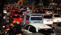 Terlihat terjadi kemacetan di ruas Jalan Salemba menuju Jalan Matraman Raya. Terlihat kendaraan menumpuk ketika mendekat ke simpang Matraman.