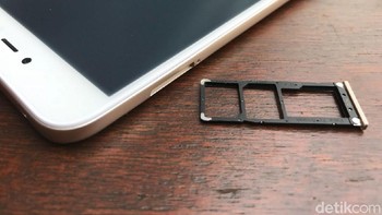 Bagian kiri terdapat slot SIM Card. Foto: detikINET/Adi Fida Rahman