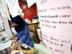 Penjual SIM Card Pajang Cara Registrasi Kartu Prabayar