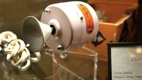 Namun, kini vibrator lebih banyak dihubungan pada orgasme sebagai alat bantu seks. Berbeda pada penggunaan vibrator zaman sekarang (Antique Vibrator Museum)