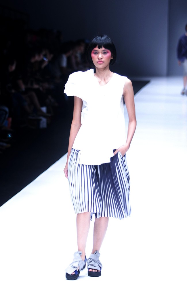 Koleksi terbaru dari Hunting Fields dengan sentuhan alam dan di hadirkan kedalam sentuhan pleats dan cutting di Jakarta Fashion Week 2018, Senayan City, Jakarta, Selasa (24/10/2017). Foto: Mohammad Abduh/Wolipop