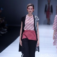 Koleksi busana POP.U by Populo batik mengangkat tema bertajuk Fashion Fusion di Jakarta Fashion Week 2018, Senayan City, Jakarta, Selasa (24/10/2017). Foto: Mohammad Abduh/Wolipop