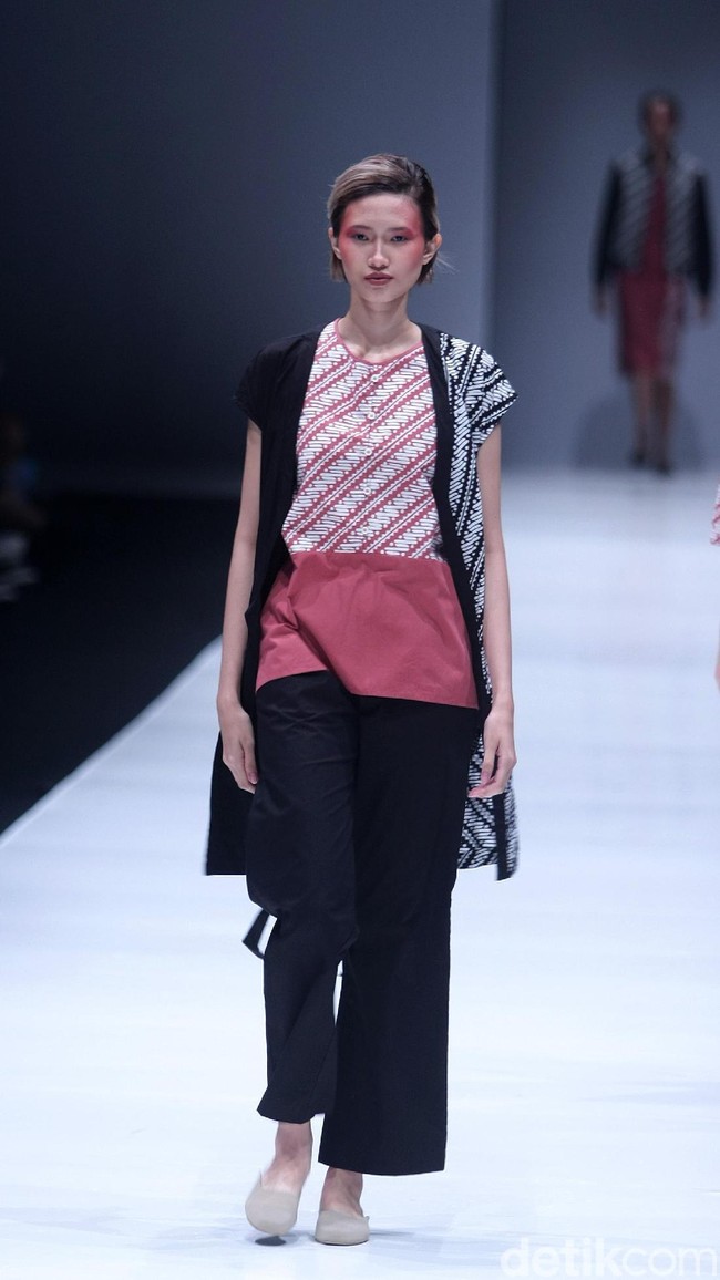Koleksi busana POP.U by Populo batik mengangkat tema bertajuk Fashion Fusion di Jakarta Fashion Week 2018, Senayan City, Jakarta, Selasa (24/10/2017). Foto: Mohammad Abduh/Wolipop
