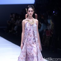 koleksi Barli Asmara yang menampilkan keindahan batik Jambi dengan mengusung tema Jambi Kain Negriku di Jakarta Fashion Week 2018, Senayan City, Jakarta. Senin (23/10/2017). foto: Mohammad Abduh/Wolipop