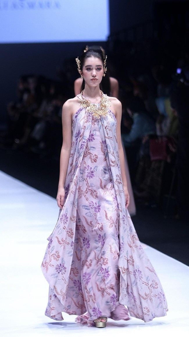 koleksi Barli Asmara yang menampilkan keindahan batik Jambi dengan mengusung tema Jambi Kain Negriku di Jakarta Fashion Week 2018, Senayan City, Jakarta. Senin (23/10/2017). foto: Mohammad Abduh/Wolipop