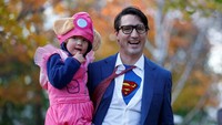 Usai rapat di parlemen itu, Trudeau mengajak keluarganya ke parade Halloween di Rideau Hall.