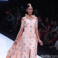koleksi Barli Asmara yang menampilkan keindahan batik Jambi dengan mengusung tema Jambi Kain Negriku di Jakarta Fashion Week 2018, Senayan City, Jakarta. Senin (23/10/2017). foto: Mohammad Abduh/Wolipop