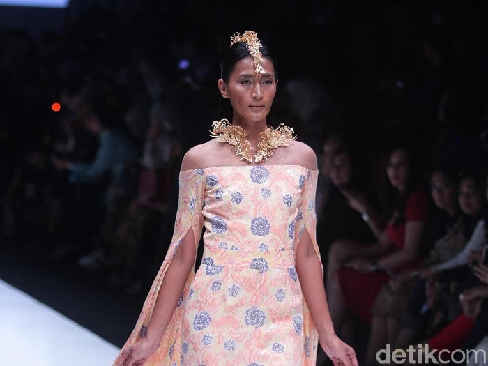 koleksi batik jambi barli asmara di JFW 2018