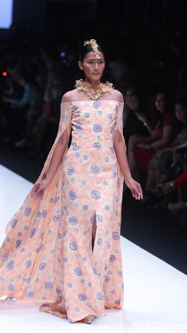 koleksi Barli Asmara yang menampilkan keindahan batik Jambi dengan mengusung tema Jambi Kain Negriku di Jakarta Fashion Week 2018, Senayan City, Jakarta. Senin (23/10/2017). foto: Mohammad Abduh/Wolipop