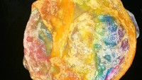 Roti canai yang biasanya disantap dengan kari atau gula. Dengan tren pelangi atau unicorn, roti dicampurkan dengan warna pelangi di atas adonannya. Foto: Istimewa