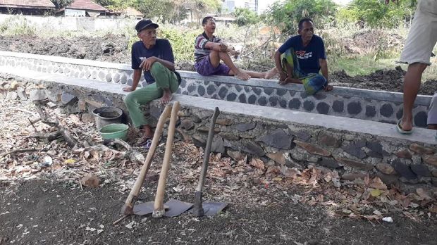 Para penggali kubur terlihat di areal makam, menunggu perintah 