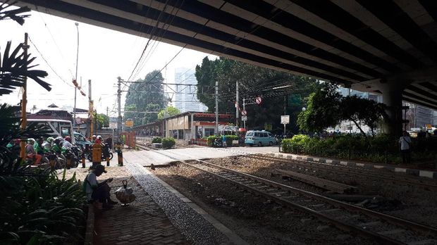 Kasudin Perhubungan Jakpus, Harlem Simanjuntak, mengatakan penundaan itu karena belum ada alternatif jalan lain.