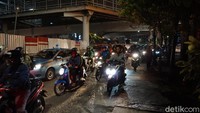 Selain penyempitan jalan, kemacetan terjadi karena kondisi jalan yang tidak rata. Kendaraan terpaksa menurunkan kecepatan lajunya.