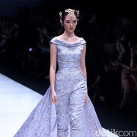 koleksi Barli Asmara yang menampilkan keindahan batik Jambi dengan mengusung tema Jambi Kain Negriku di Jakarta Fashion Week 2018, Senayan City, Jakarta. Senin (23/10/2017). foto: Mohammad Abduh/Wolipop