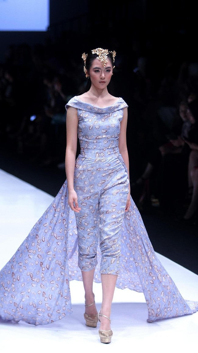 koleksi Barli Asmara yang menampilkan keindahan batik Jambi dengan mengusung tema Jambi Kain Negriku di Jakarta Fashion Week 2018, Senayan City, Jakarta. Senin (23/10/2017). foto: Mohammad Abduh/Wolipop