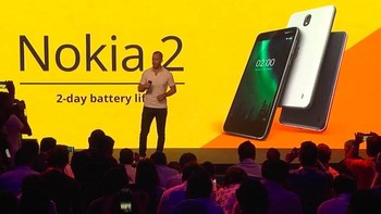 Memori 8 GB di tahun 2017 tidak bisa dimaafkan. Ponsel ini bakalan tak berguna begitu keluar dari kemasannya, tulis yang lain. Foto: Android Central