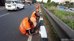 Biar Kinclong, Pasukan Oranye Cat Ulang Trotoar Jalan