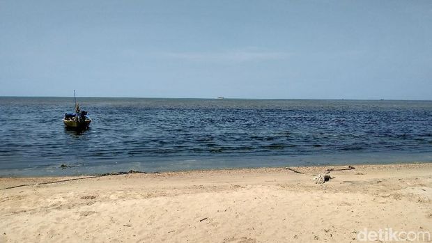 Air laut berwarna hitam di Pantai Wates, Rembang. 