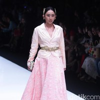 koleksi Barli Asmara yang menampilkan keindahan batik Jambi dengan mengusung tema Jambi Kain Negriku di Jakarta Fashion Week 2018, Senayan City, Jakarta. Senin (23/10/2017). foto: Mohammad Abduh/Wolipop