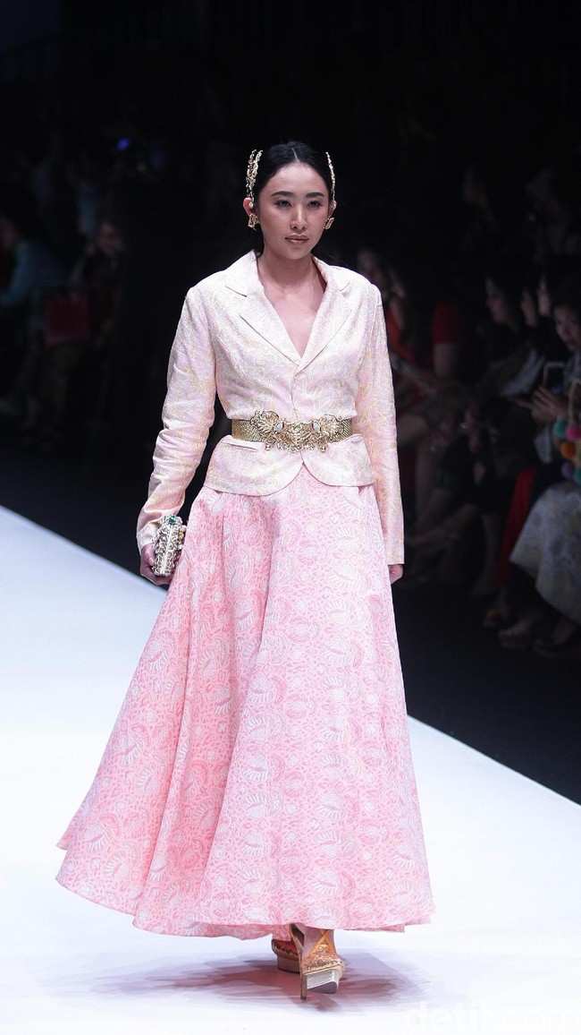 koleksi Barli Asmara yang menampilkan keindahan batik Jambi dengan mengusung tema Jambi Kain Negriku di Jakarta Fashion Week 2018, Senayan City, Jakarta. Senin (23/10/2017). foto: Mohammad Abduh/Wolipop
