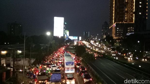 Penyempitan badan Jalan MT Haryono membuat kendaraan mengular panjang