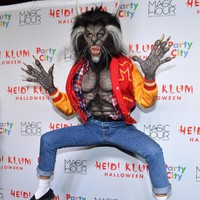 Bukan Heidi Klum namanya jika tidak merayakan Halloween tanpa kostum heboh dan gila. Sebagai tuan rumah di pesta Halloween tahunannya, Heidi Klum memang selalu tampil maksimal untuk urusan kostum. Tahun lalu, model asal Jerman itu hampir tak dikenali berkat penampilan manusia serigala ala Michael Jackson di video klip Thriller. (Foto: Getty Images)