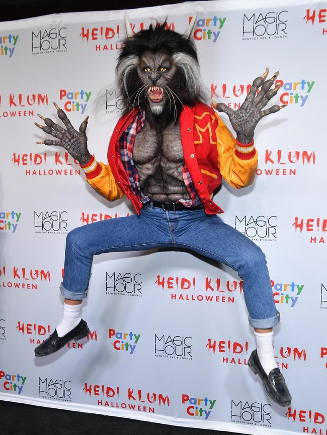 Bukan Heidi Klum namanya jika tidak merayakan Halloween tanpa kostum heboh dan gila. Sebagai tuan rumah di pesta Halloween tahunannya, Heidi Klum memang selalu tampil maksimal untuk urusan kostum. Tahun lalu, model asal Jerman itu hampir tak dikenali berkat penampilan manusia serigala ala Michael Jackson di video klip Thriller. (Foto: Getty Images)