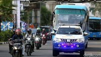 Uji coba bus tersebut mendapatkan pengawalan dari petugas Badan Pengelola Transportasi Jabodetabek (BPTJ).