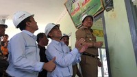 Wakil Bupati Tanah Bumbu bersama GM PLN Kalselteng menyalakan MCB di Masjid Nurul Yasin Desa Sebamban, Kalsel. Foto: dok. PLN