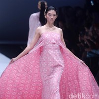 koleksi Barli Asmara yang menampilkan keindahan batik Jambi dengan mengusung tema Jambi Kain Negriku di Jakarta Fashion Week 2018, Senayan City, Jakarta. Senin (23/10/2017). foto: Mohammad Abduh/Wolipop