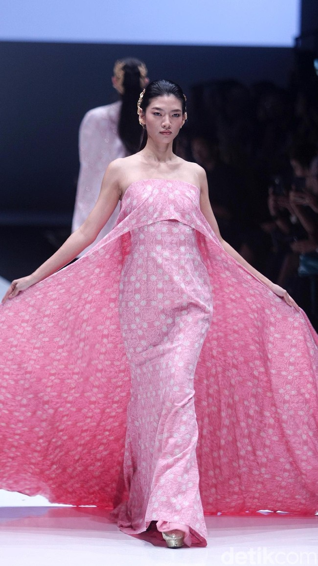 koleksi Barli Asmara yang menampilkan keindahan batik Jambi dengan mengusung tema Jambi Kain Negriku di Jakarta Fashion Week 2018, Senayan City, Jakarta. Senin (23/10/2017). foto: Mohammad Abduh/Wolipop