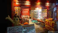 Toko-toko mainan dan action figure juga bertebaran di kawasan Nipponbashi. Traveler bisa menyambanginya kalau kebetulan sedang mencari mainan dengan harga yang relatif miring dari pusat perbelanjaan besar (Wahyu/detikTravel)