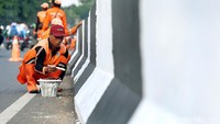 Pasukan Oranye, yakni Penanganan Prasarana dan Sarana Umum (PPSU), melakukan pengecatan ulang trotoar di sepanjang Jalan TB Simatupang, Kampung Rambutan, Jakarta Timur, Rabu (01/11/2017).