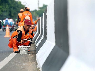 Biar Kinclong, Pasukan Oranye Cat Ulang Trotoar Jalan