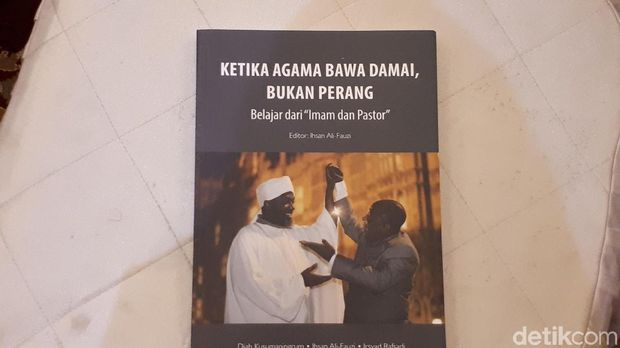 Buku uku 'Ketika Agama Bawa Damai, Bukan Perang, Belajar dari Imam dan Pastor' yang dikeluarkan oleh Pusad Paramadina