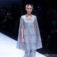 koleksi Barli Asmara yang menampilkan keindahan batik Jambi dengan mengusung tema Jambi Kain Negriku di Jakarta Fashion Week 2018, Senayan City, Jakarta. Senin (23/10/2017). foto: Mohammad Abduh/Wolipop