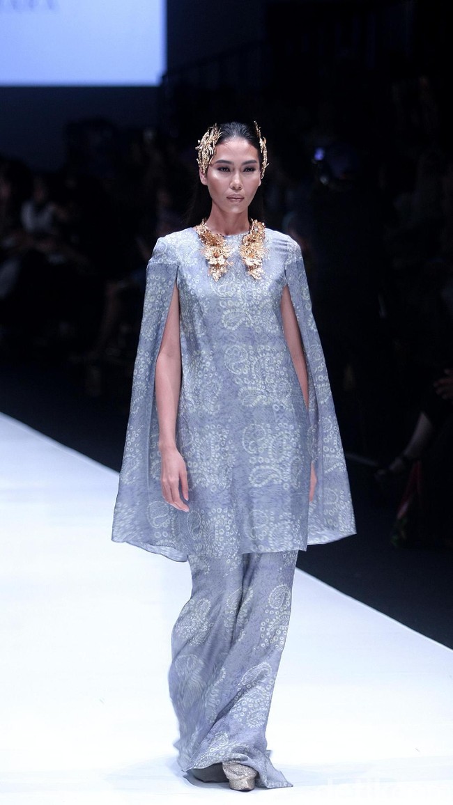 koleksi Barli Asmara yang menampilkan keindahan batik Jambi dengan mengusung tema Jambi Kain Negriku di Jakarta Fashion Week 2018, Senayan City, Jakarta. Senin (23/10/2017). foto: Mohammad Abduh/Wolipop