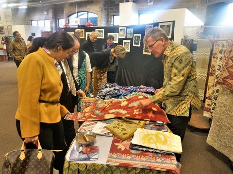 Batik Mega Mendung Jadi Favorit Masyarakat Chicago