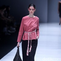 Koleksi busana POP.U by Populo batik mengangkat tema bertajuk Fashion Fusion di Jakarta Fashion Week 2018, Senayan City, Jakarta, Selasa (24/10/2017). Foto: Mohammad Abduh/Wolipop