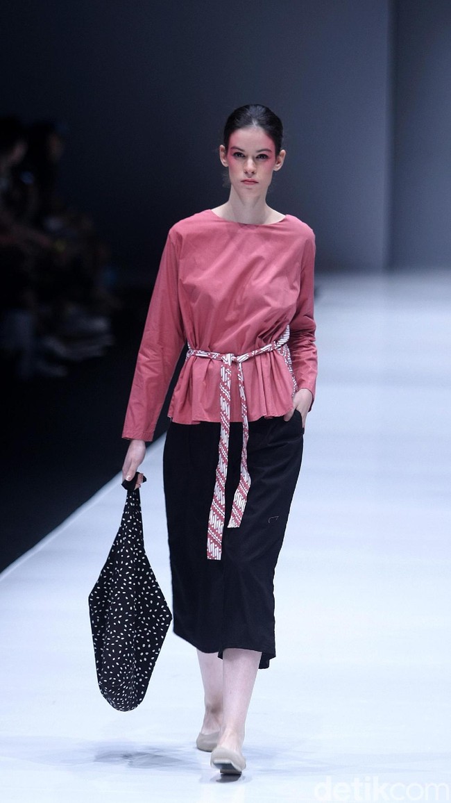 Koleksi busana POP.U by Populo batik mengangkat tema bertajuk Fashion Fusion di Jakarta Fashion Week 2018, Senayan City, Jakarta, Selasa (24/10/2017). Foto: Mohammad Abduh/Wolipop