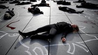 Gambar binatang juga ada di sekeliling orang-orang yang tergeletak ini (Foto: REUTERS/Christian Hartmann)