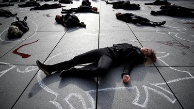 Orang-orang Berbaju Hitam Tergeletak di Pusat Kota Paris, Ada Apa?