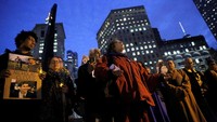 Orang-orang berkumpul di Foley Square saat menggelar aksi pada 1 November 2017 untuk para korban serangan truk (REUTERS/Andrew Kelly)