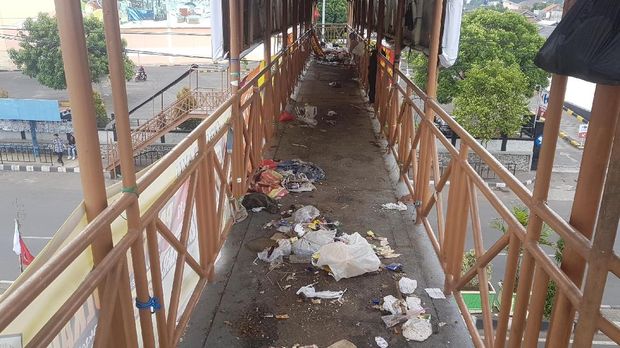 Miris, JPO di Kota Jadi Tempat Pembuangan Sampah